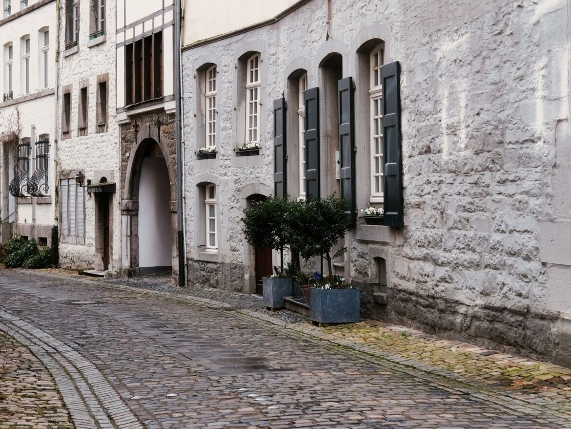 Historische Kopfsteinpflastergasse mit weiß getünchten Steinhäusern