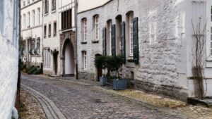 Historische Kopfsteinpflastergasse mit weiß getünchten Steinhäusern