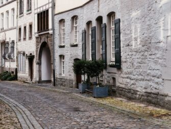 Historische Kopfsteinpflastergasse mit weiß getünchten Steinhäusern